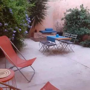  Hébergement de vacances Arlette La Petite Maison Arlesienne France